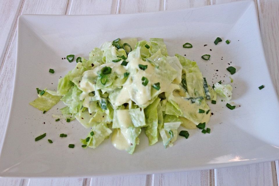 Eisbergsalat mit Schnittlauch - Sahne - Sauce