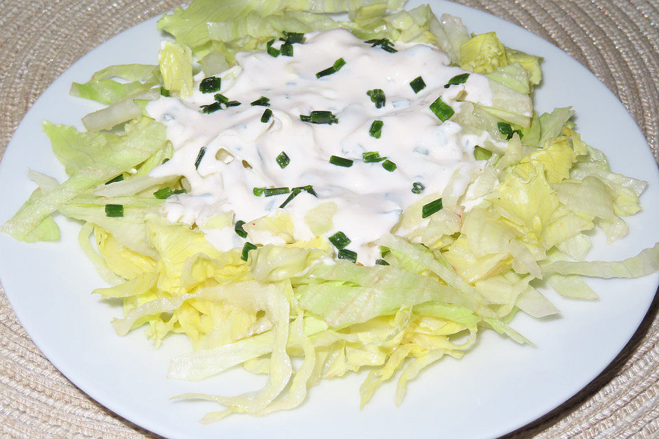 Eisbergsalat mit Schnittlauch - Sahne - Sauce