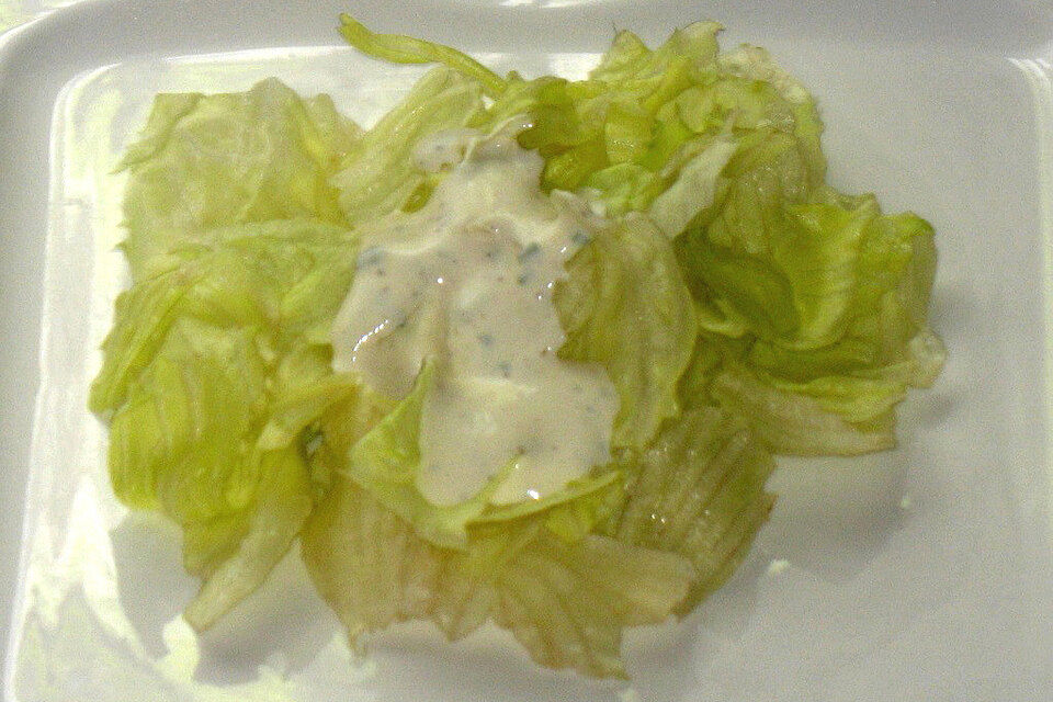 Eisbergsalat mit Schnittlauch - Sahne - Sauce