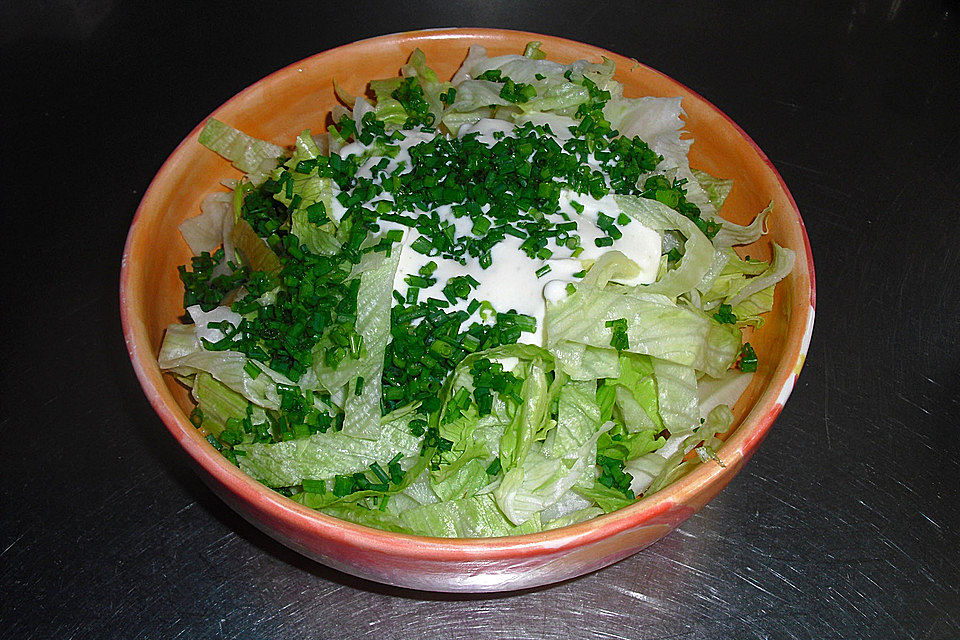 Eisbergsalat mit Schnittlauch - Sahne - Sauce