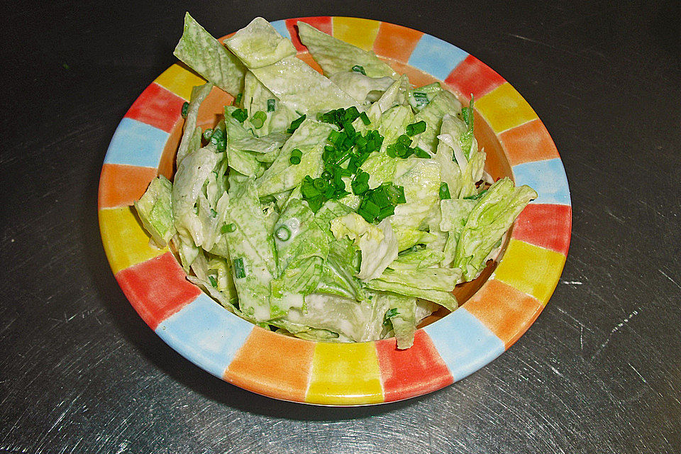 Eisbergsalat mit Schnittlauch - Sahne - Sauce