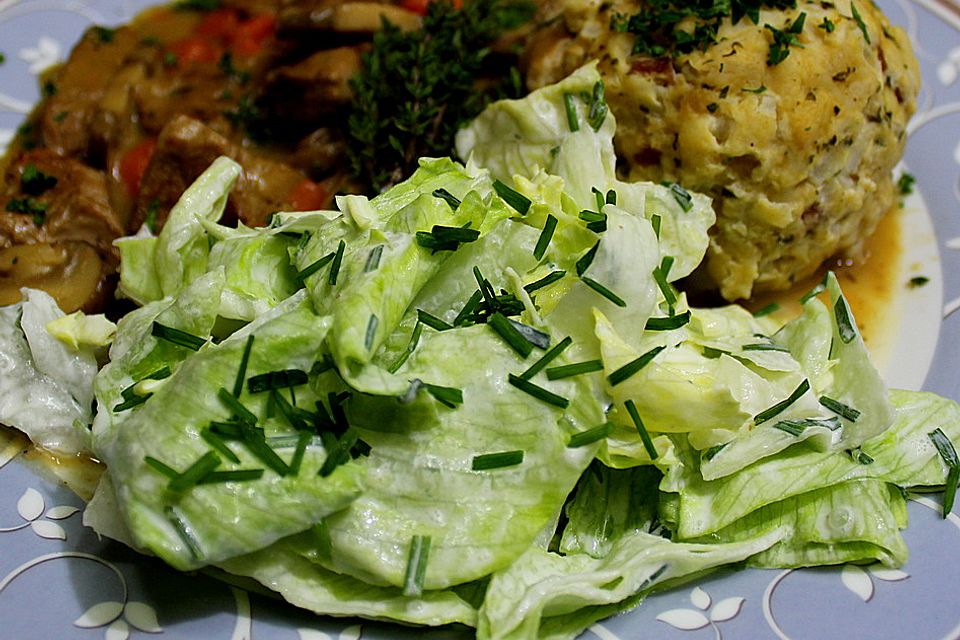 Eisbergsalat mit Schnittlauch - Sahne - Sauce