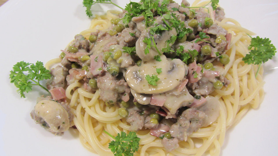 Hacksoße mit Erbsen, Speck und Pilzen von Surina