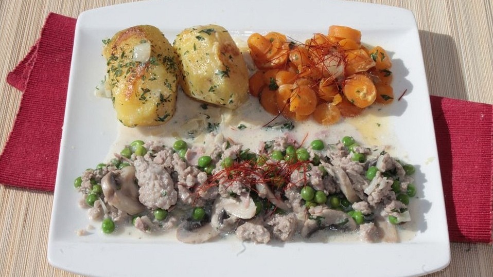 Hacksoße mit Erbsen, Speck und Pilzen von Surina