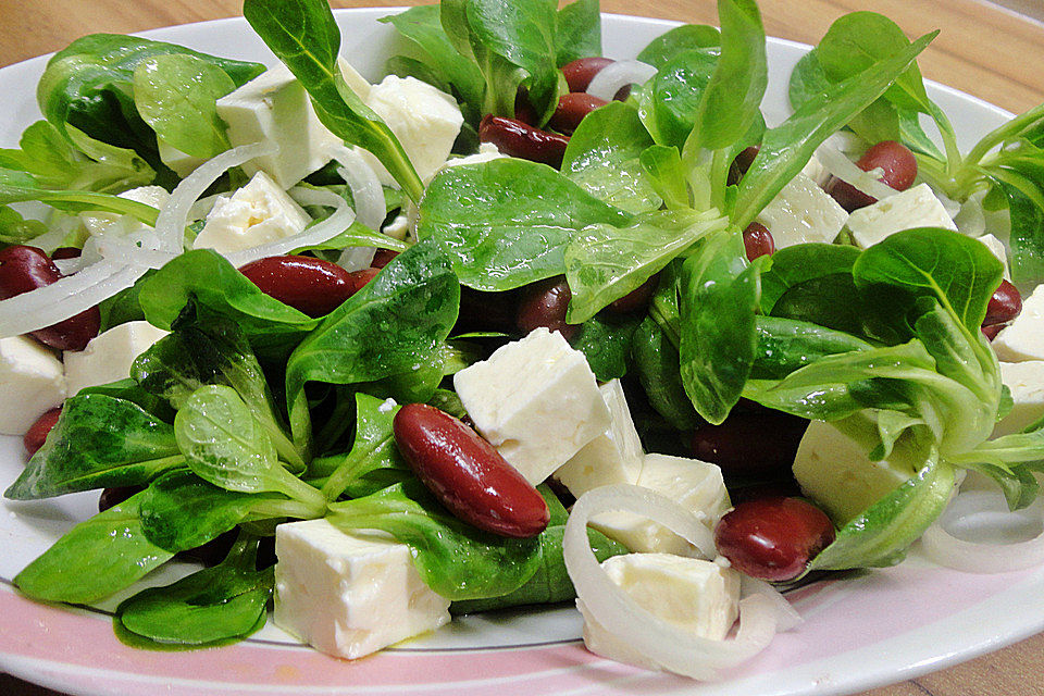 Feldsalat mit roten Bohnen und Schafskäse