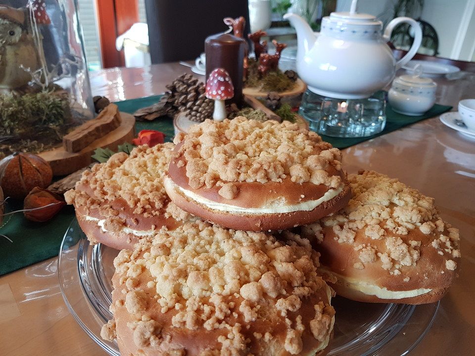 Streuselteilchen mit Sahnepudding und Kirschfüllung von karaburun| Chefkoch