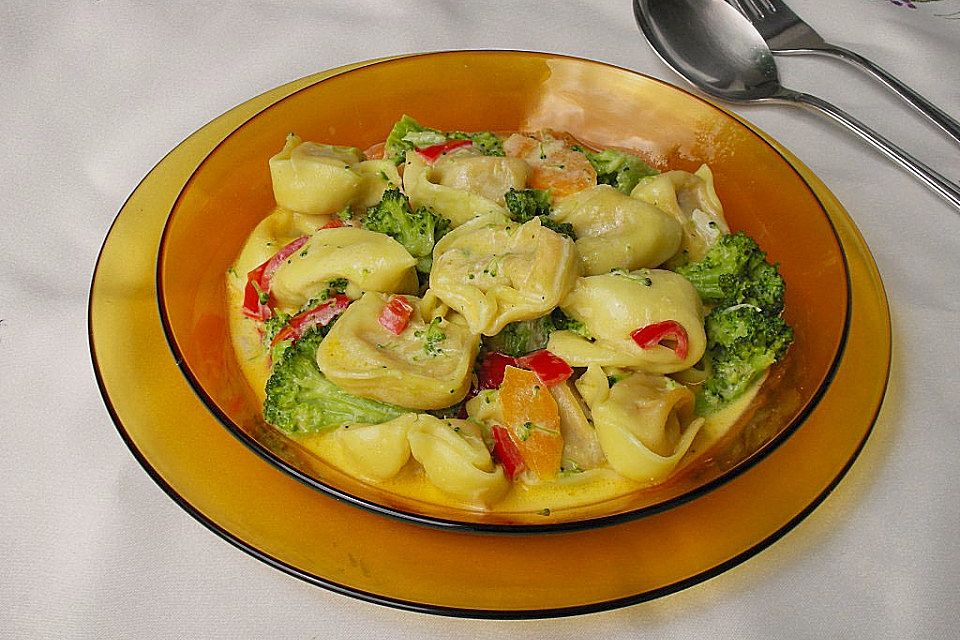 Tortelloni mit Möhren und Brokkoli in Frischkäsesauce