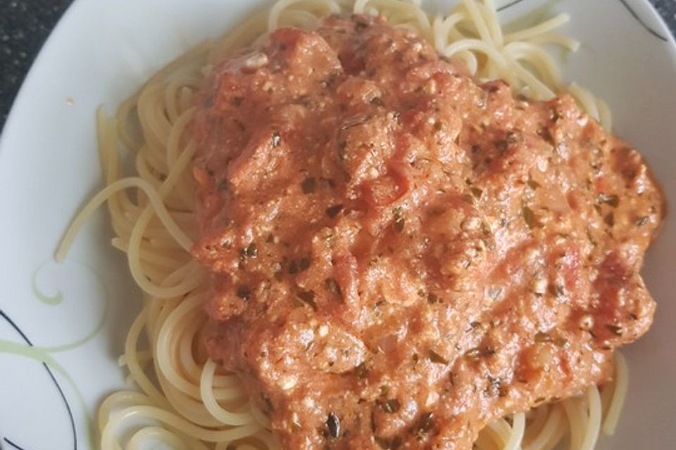 7 - Minuten - Tomatensauce mit Schafskäse zu Pasta