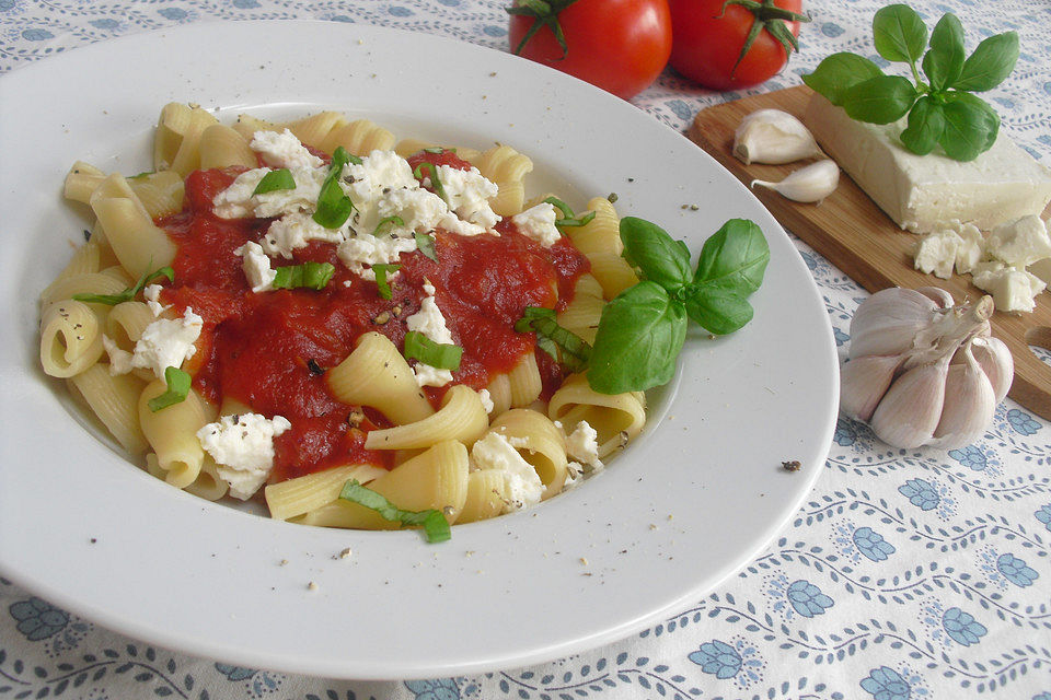 7 - Minuten - Tomatensauce mit Schafskäse zu Pasta