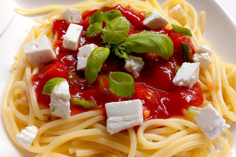 7 - Minuten - Tomatensauce mit Schafskäse zu Pasta