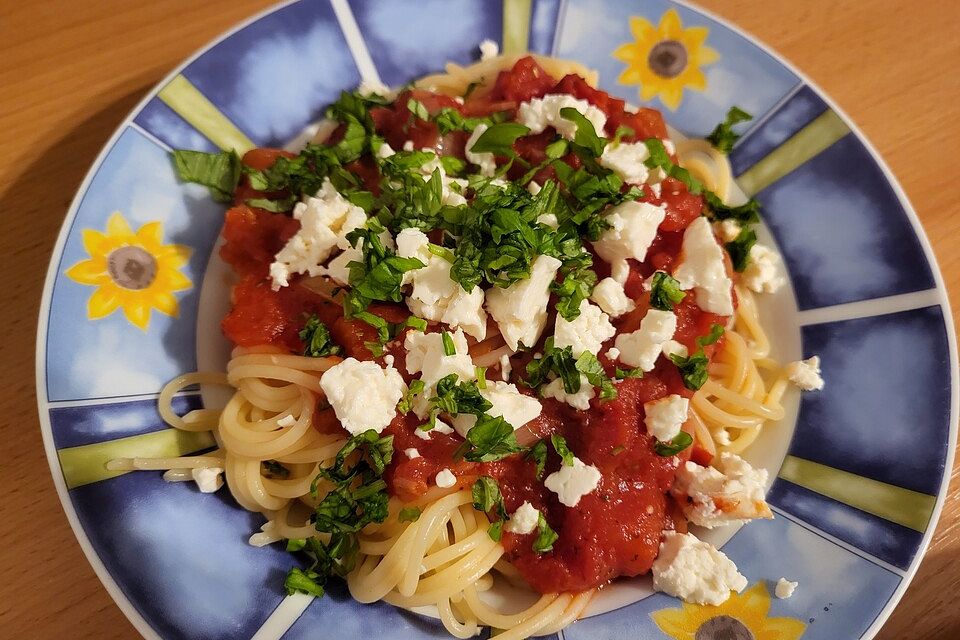 7 - Minuten - Tomatensauce mit Schafskäse zu Pasta