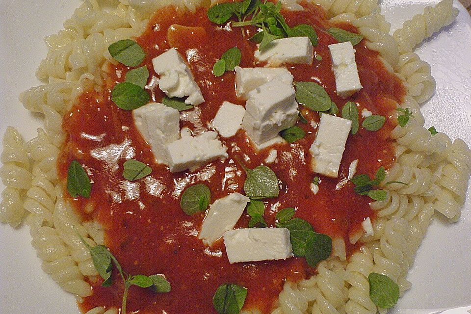 7 - Minuten - Tomatensauce mit Schafskäse zu Pasta