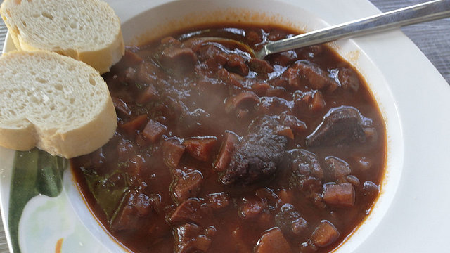 Burgunder Gulasch mit Pilzen von Surina Burgunder Gulasch mit Pilzen von Surina