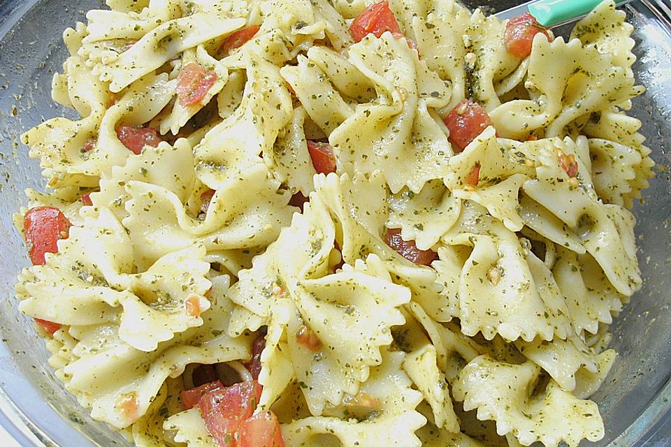 Nudel-Tomaten-Mozzarella-Salat mit Pesto