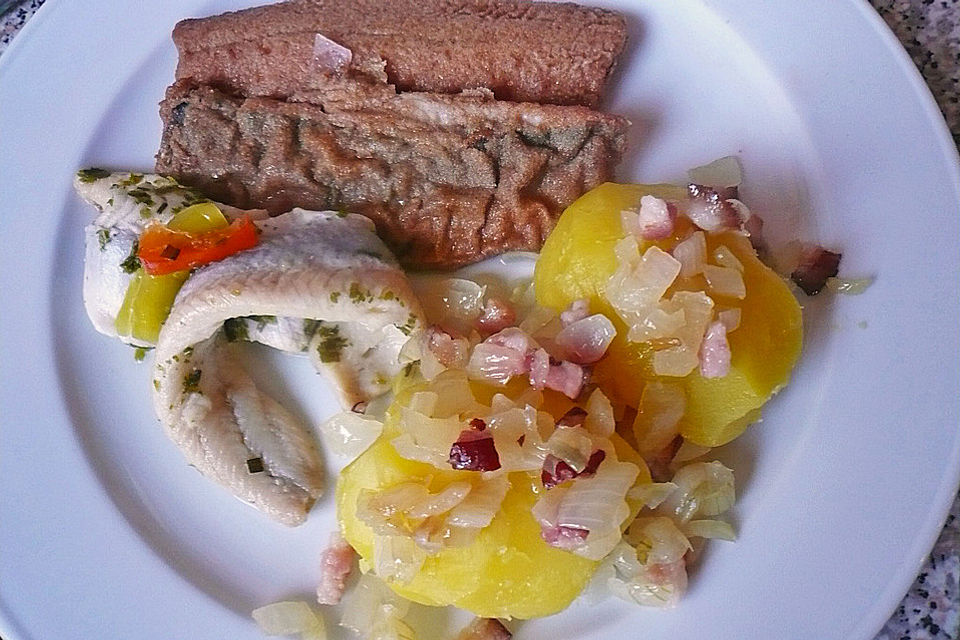 Hering mit Speck- und Zwiebelsauce