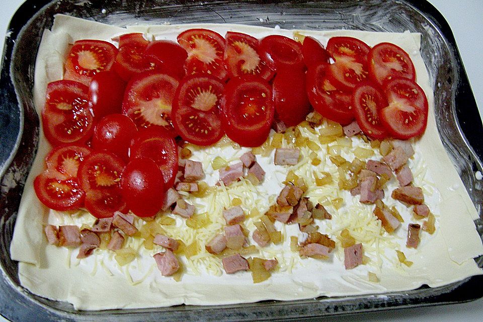 Blätterteig mit Tomaten und Käse