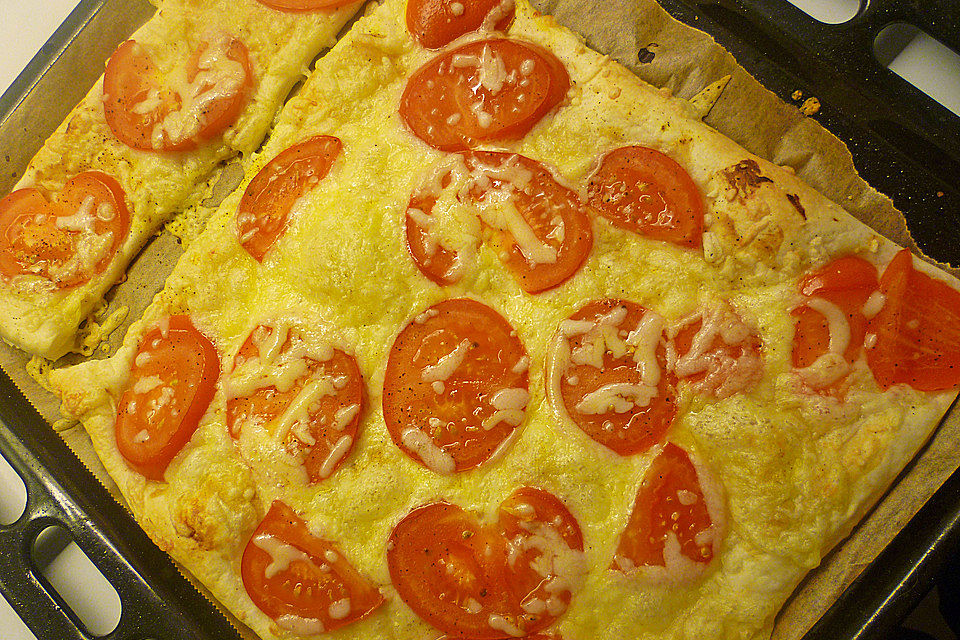 Blätterteig mit Tomaten und Käse