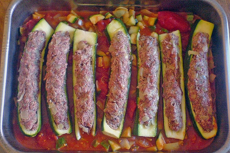 Zucchini gefüllt mit Hack und Reis