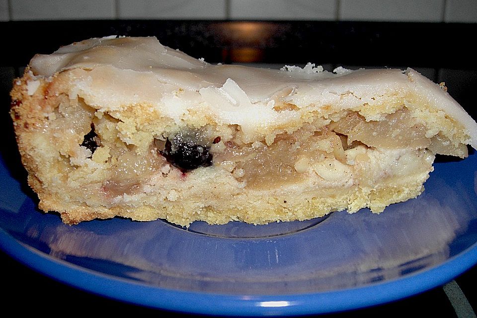 Gedeckter Apfelkuchen mit Marzipan und Zuckerguss