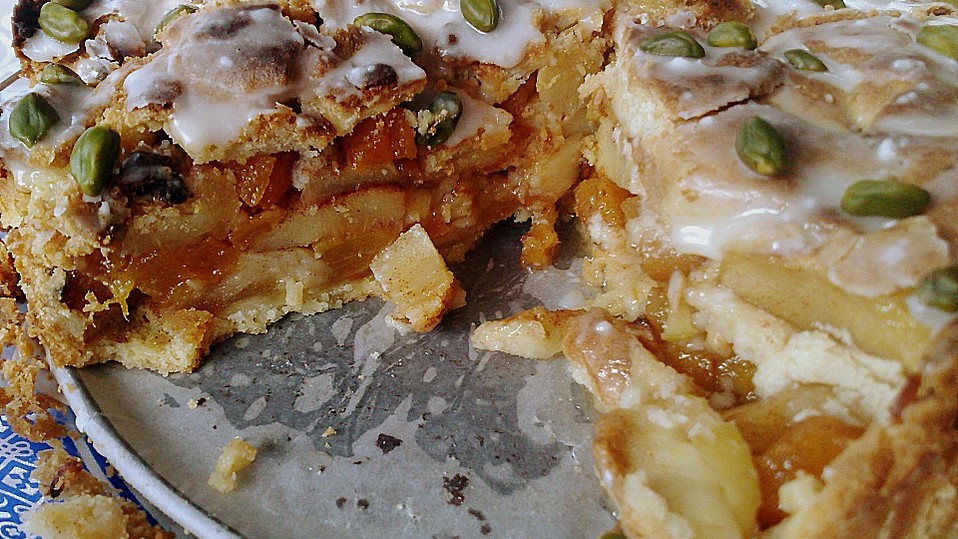 Gedeckter Apfelkuchen mit Marzipan und Zuckerguss von ulla2