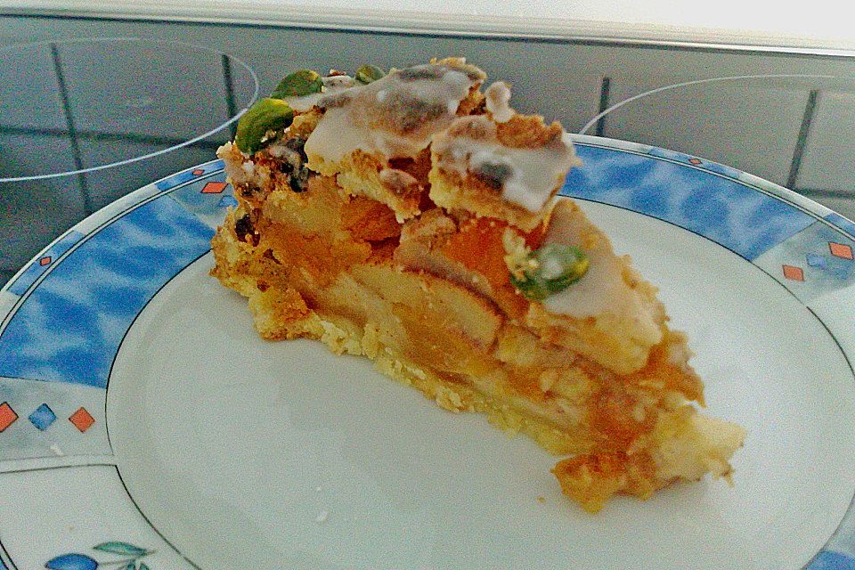 Gedeckter Apfelkuchen mit Marzipan und Zuckerguss