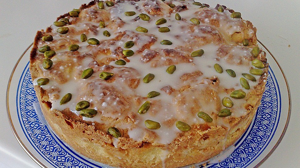 Gedeckter Apfelkuchen mit Marzipan und Zuckerguss von ulla2