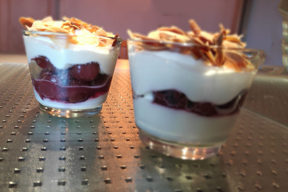 Quark - Kirsch - Dessert