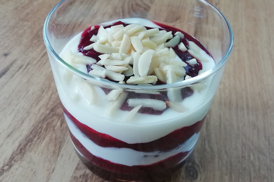 Quark - Kirsch - Dessert