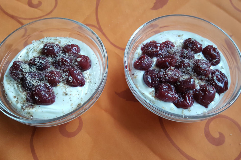 Quark - Kirsch - Dessert