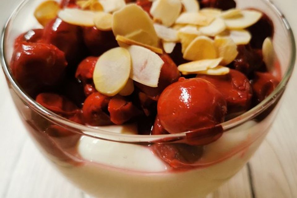 Quark - Kirsch - Dessert