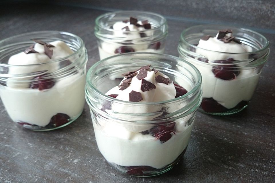 Quark - Kirsch - Dessert