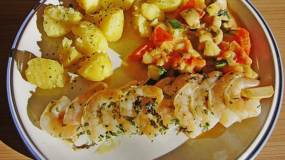Provenzalische Garnelenspieße auf Zucchinigemüse von malschauen66