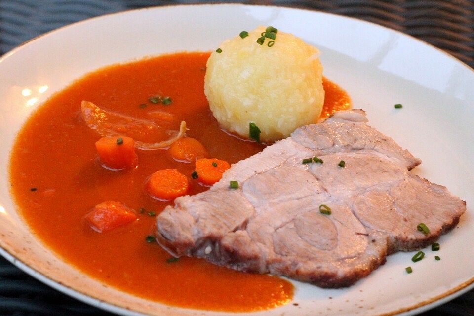 Schweinebraten mit Karotten und Tomaten