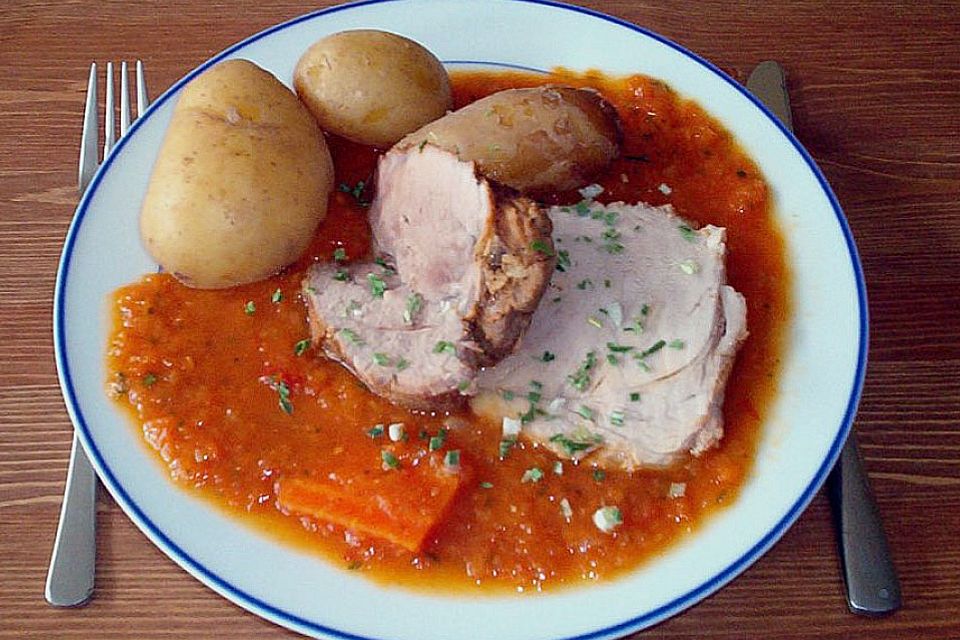 Schweinebraten mit Karotten und Tomaten