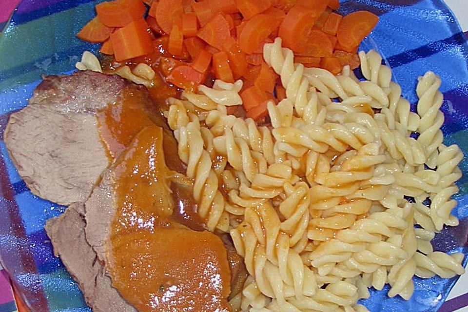 Schweinebraten mit Karotten und Tomaten