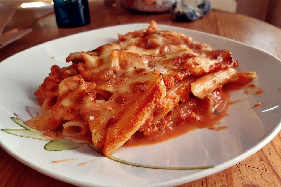 Überbackene Penne mit köstlicher Tomatensauce