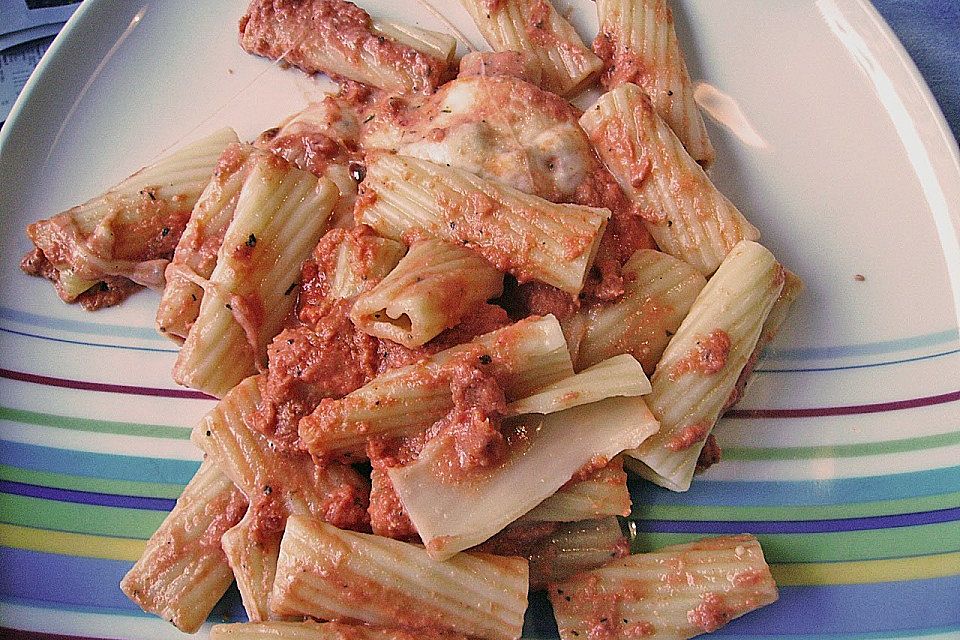 Überbackene Penne mit köstlicher Tomatensauce