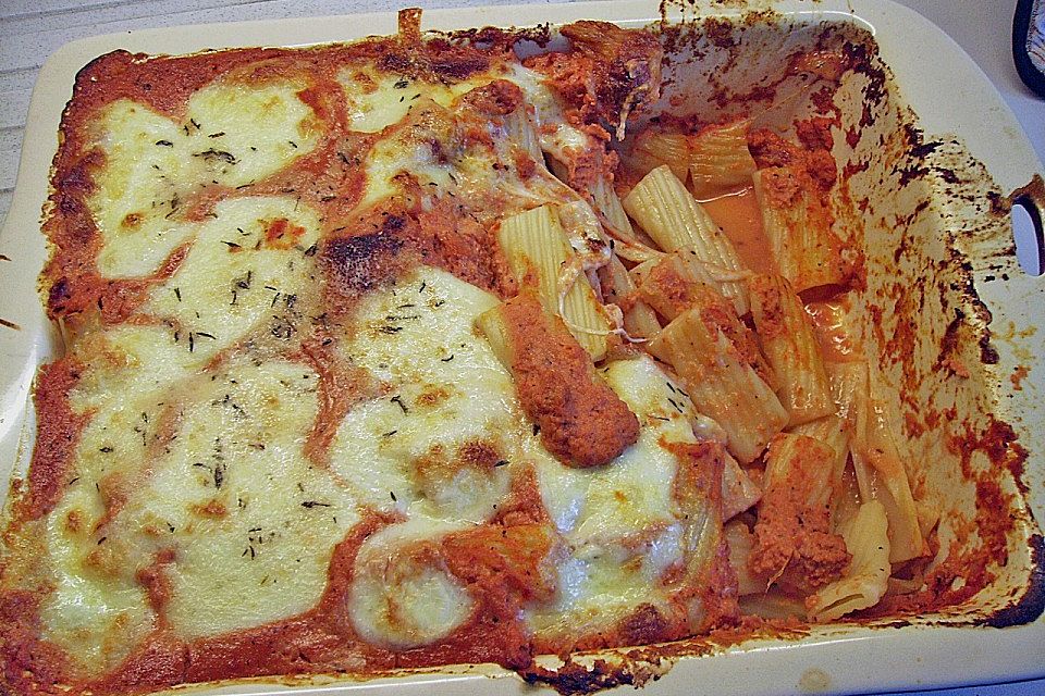 Überbackene Penne mit köstlicher Tomatensauce