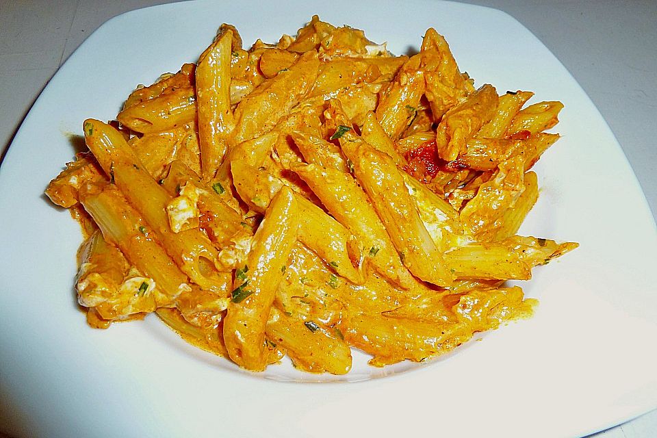 Überbackene Penne mit köstlicher Tomatensauce