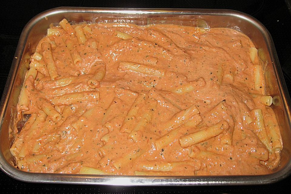 Überbackene Penne mit köstlicher Tomatensauce