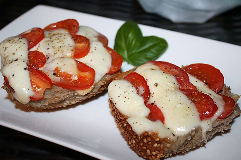 Tomate - Mozarella Brötchen