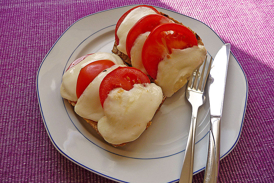 Tomate - Mozarella Brötchen