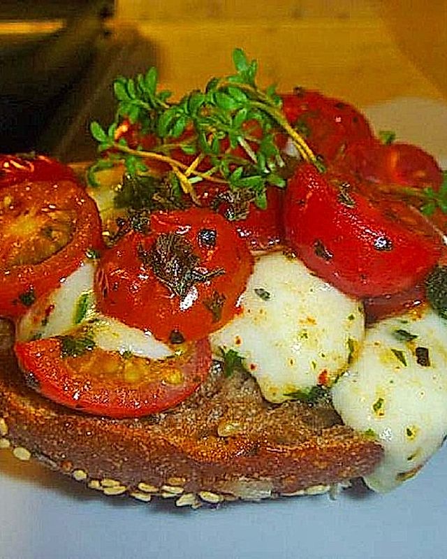 Tomate - Mozarella Brötchen
