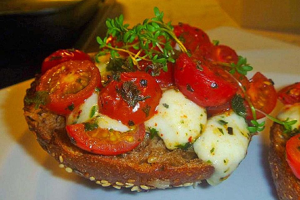 Tomate - Mozarella Brötchen