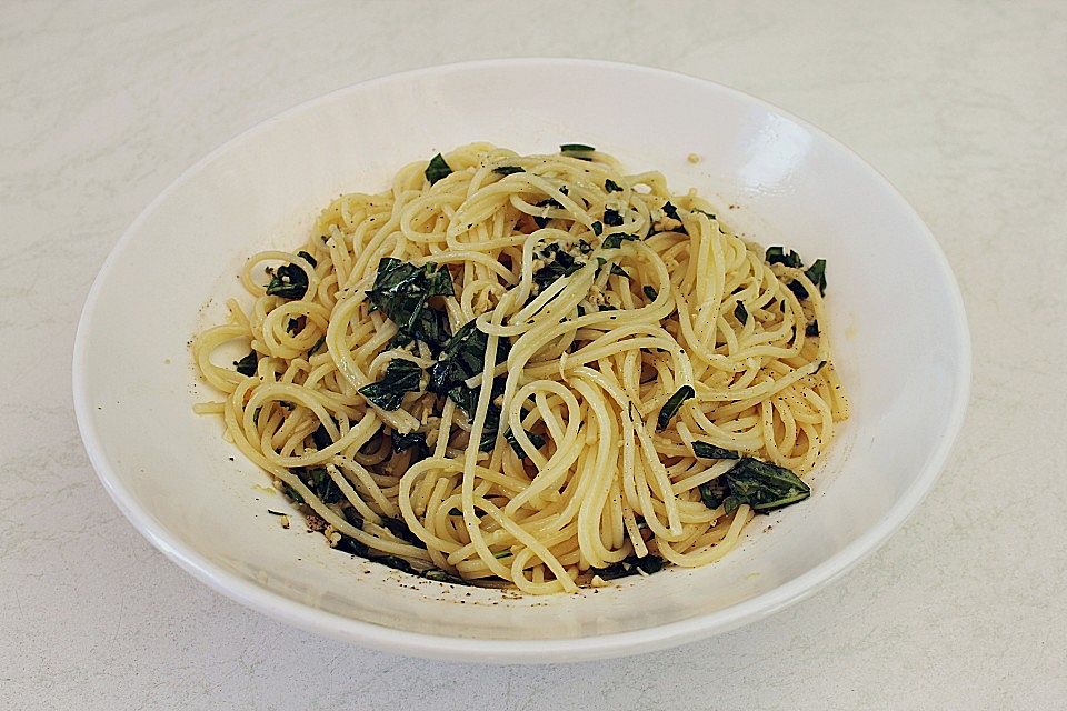 Spaghetti mit frischem Knoblauch und Basilikum