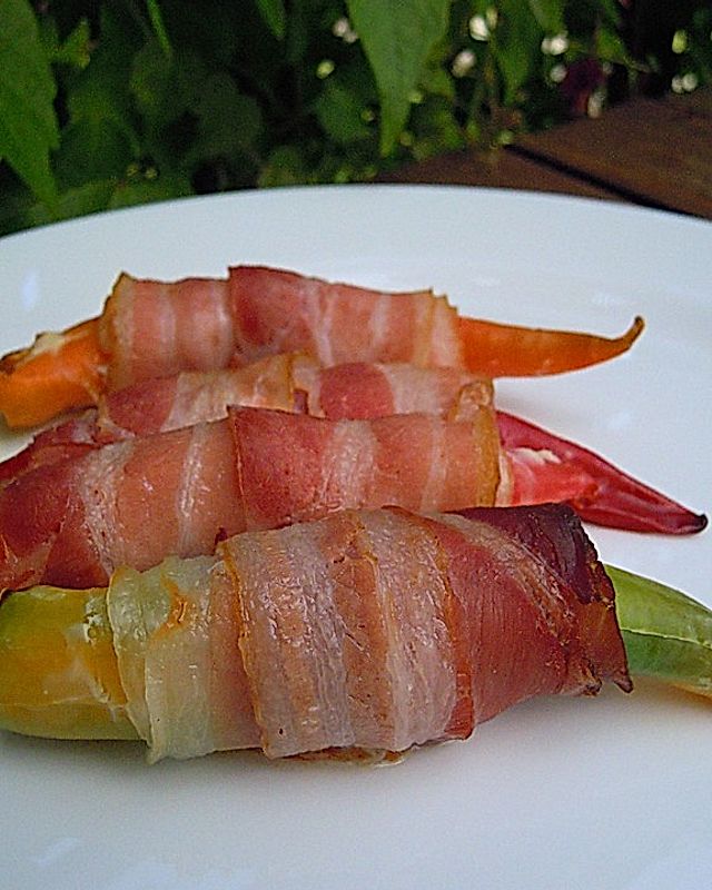 Peperoni gefüllt mit Frischkäse im Bacon Mantel