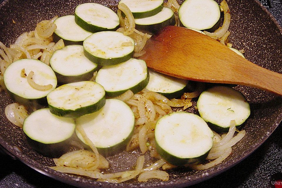 Spanische Hähnchenpfanne mit Kartoffeln und Zucchini