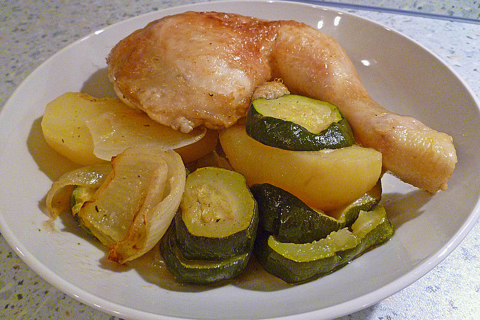 Spanische Hähnchenpfanne mit Kartoffeln und Zucchini