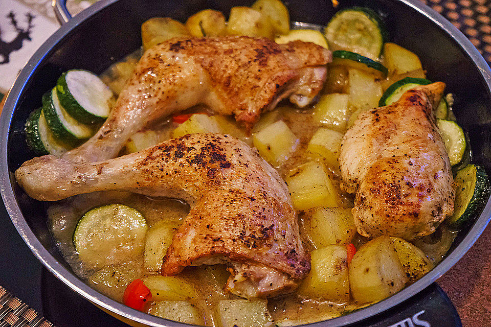 Spanische Hähnchenpfanne mit Kartoffeln und Zucchini