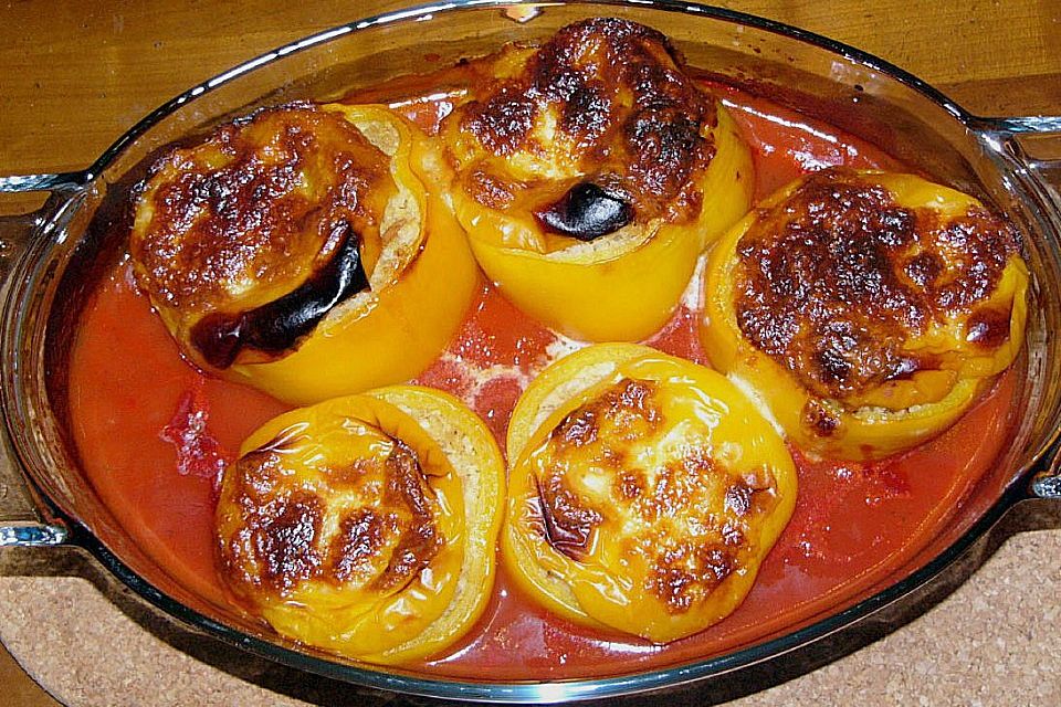 Gefüllte Paprikaschoten mit Hack, Gurken und Emmentaler, im ...